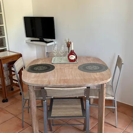 Appartement Aparts 8 T1 E T0 *