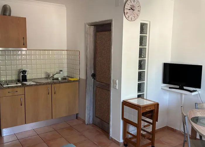 Aparts 8 T1 E T0 דירה